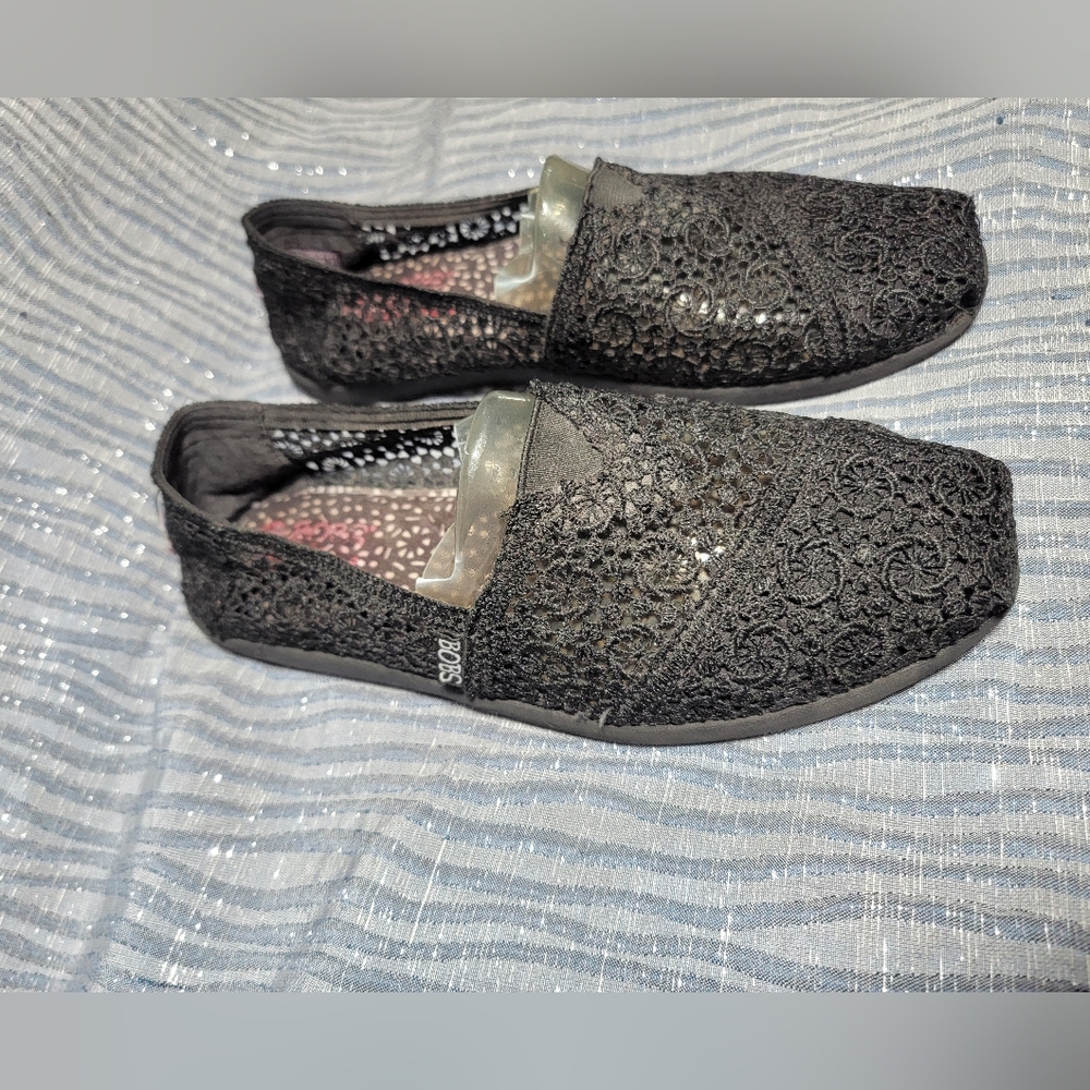 Bobs size 9 lace style embroidery designs and elastic for easy removal and wear. - Picture 5 of 9